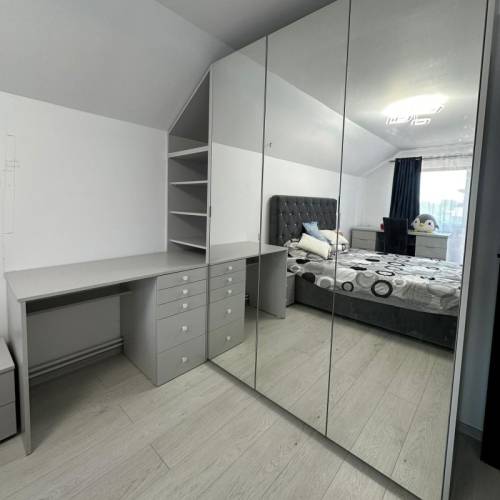 Ansamblu mobilier dormitor cu șifonier, birou și rafturi pentru depozitare