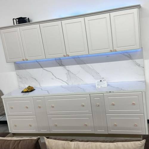 bucatarie alba eleganta cu spatii de depozitare bond romania