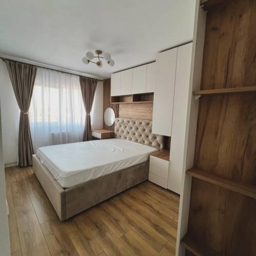 dormitor premium cu pat matrimonial tapitat de culoare bej