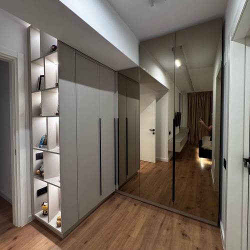 dressing dormitor cu oglinda si rafturi luminate