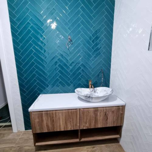 dulap lemn sub chiuveta cu sertare si spatiu de depozitare	