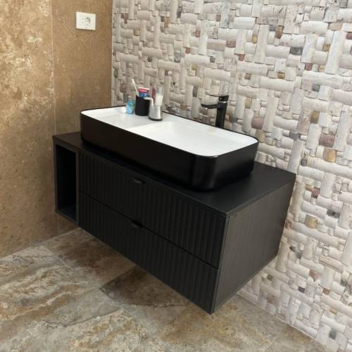 dulap negru sub chiuveta cu sertare si spatiu de depozitare