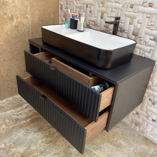 dulap negru sub chiuveta cu sertare si spatiu de depozitare	