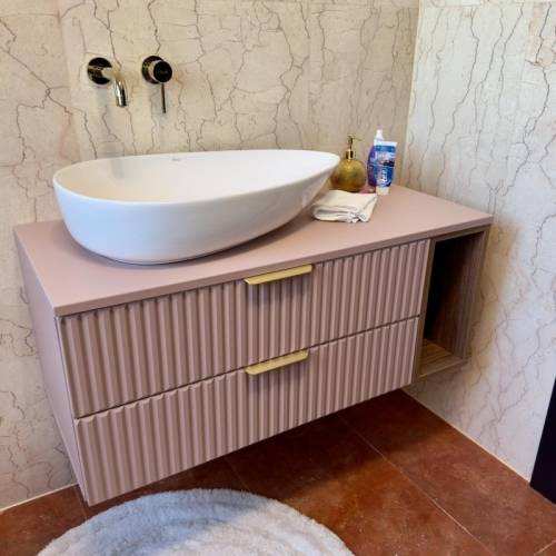 dulap roz sub chiuvetă cu sertare și spațiu de depozitare	