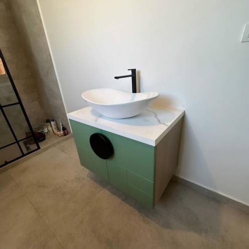 dulap verde sub chiuveta cu sertare si spatiu de depozitare