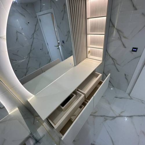 mobila baie moderna cu spatii de depozitare si led bond romania