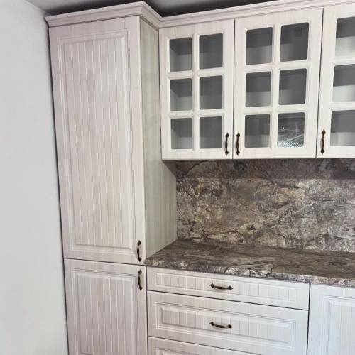 Mobila bucatarie gri cu sticla bond romania