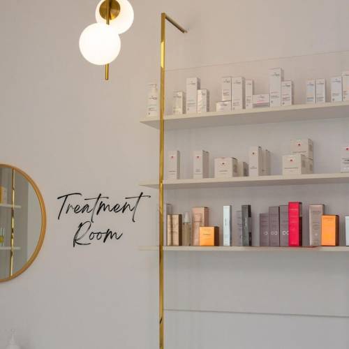 mobila cu spatii de depozitare cu detalii aurii