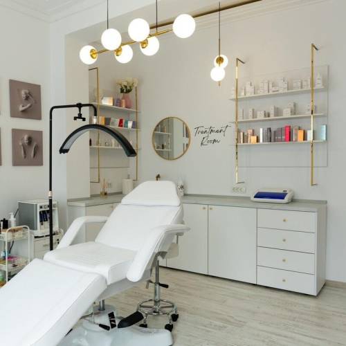 mobila cu spatii de depozitare salon cosmetic