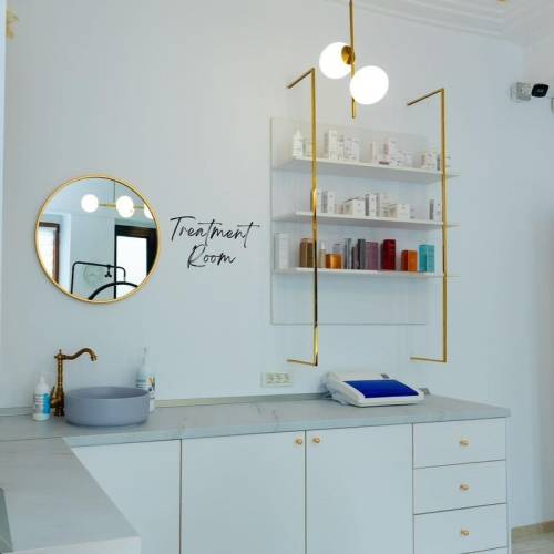 mobila cu spatii de depozitare salon cosmetic