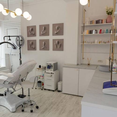 mobila cu spatii de depozitare salon cosmetic