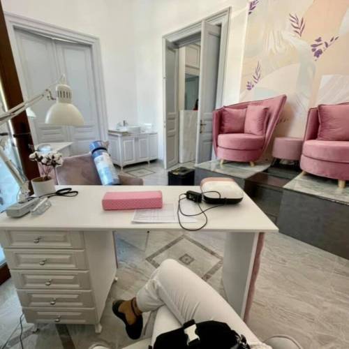 mobilier alb cu spatii de depozitare