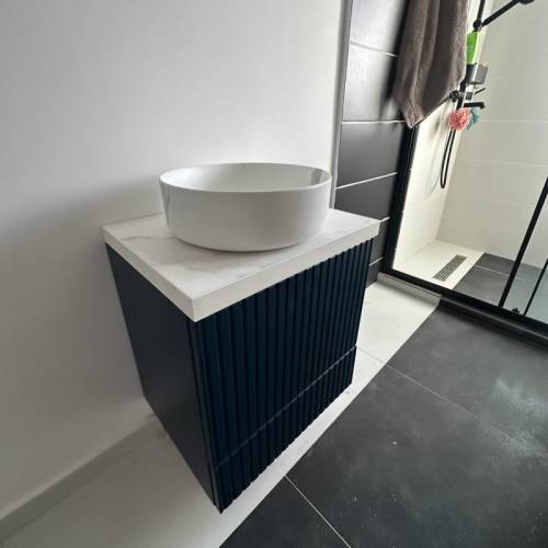 Mobilier baie: dulap sub chiuvetă cu sertare și spațiu de depozitare