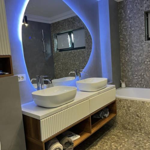 mobilier baie moderna cu lumini led