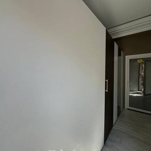 Panou din lemn folosit ca perete despartiror intre zone