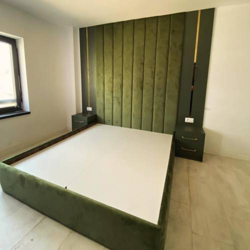 Pat cu tablii pana in tavan si ornamente aurii bond romania