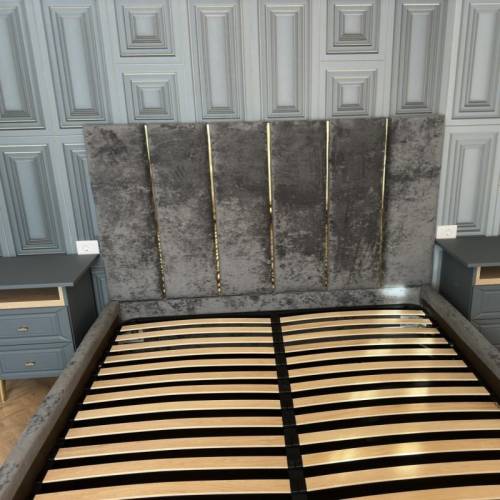 pat tapitat - catifea gri si nuante de auriu cu tablie pe perete 