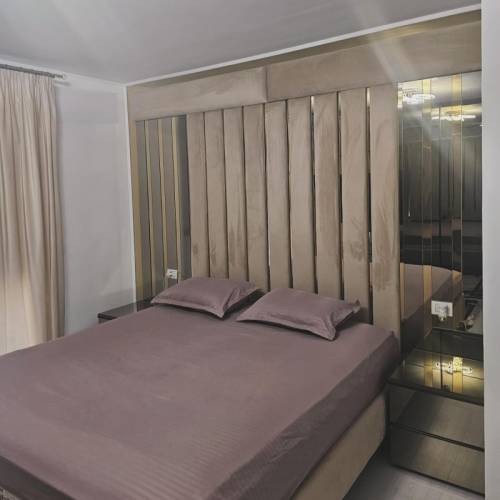 Pat tapitat cu tablii pana in tavan